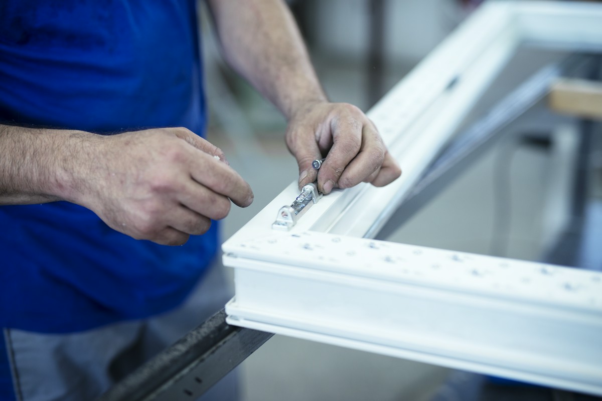 pracownik z drzwiami